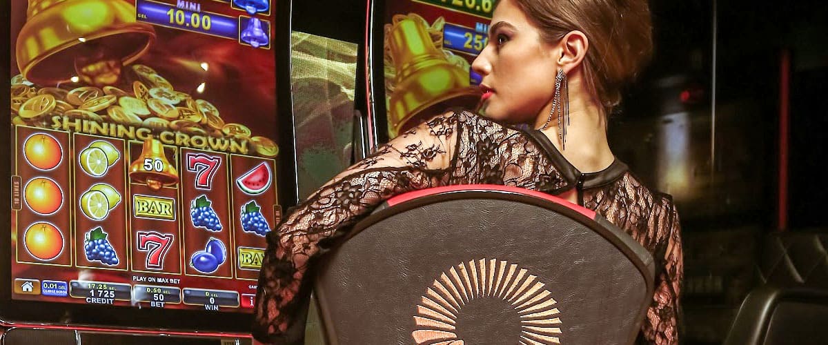 Massive Jackpot Hunts with V7V7 branding and thrilling slot visuals